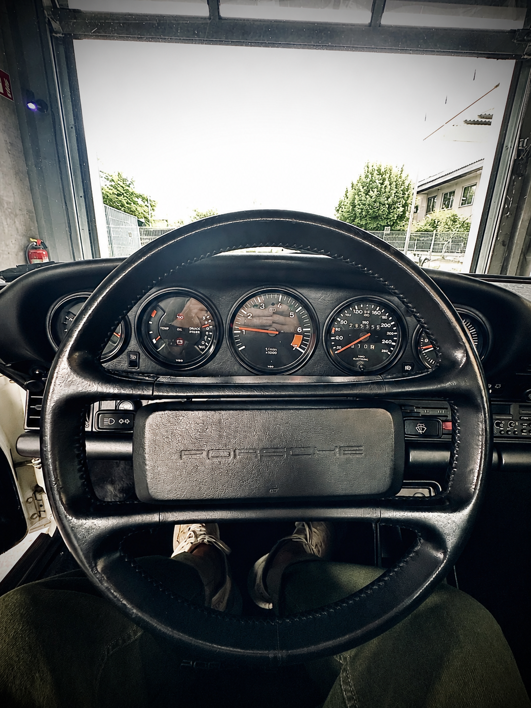 Volant cuir et compteurs d'une Porsche Classic pour shooting photo